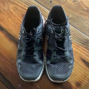 On Cloud running shoe. Size 7 women’s.